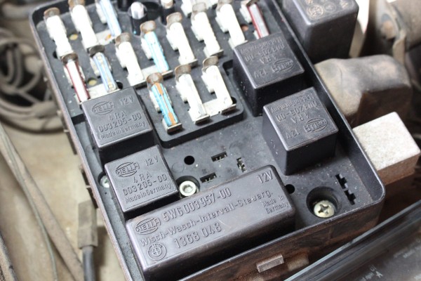 Fuse-box-518i.jpg